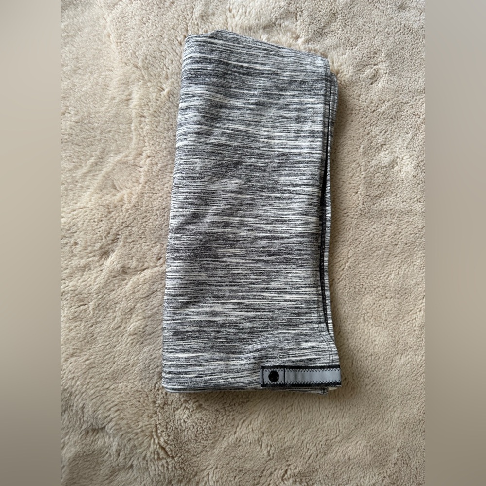 🍋Lululemon🍋 Viinyasa scarf. Grey/black space dye - Picture 4 of 8